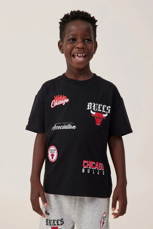 Boys Tops and TShirts Cotton On License Drop Shoulder Short Sleeve Tee Lcn Nba Blackchicago Bulls Badge
