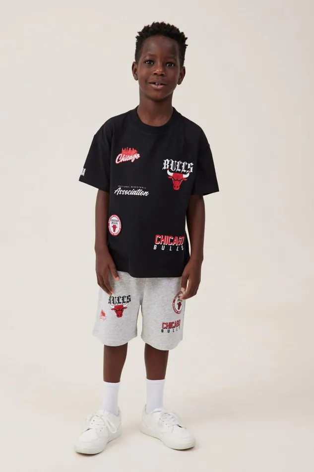 Boys Tops and TShirts Cotton On License Drop Shoulder Short Sleeve Tee Lcn Nba Blackchicago Bulls Badge