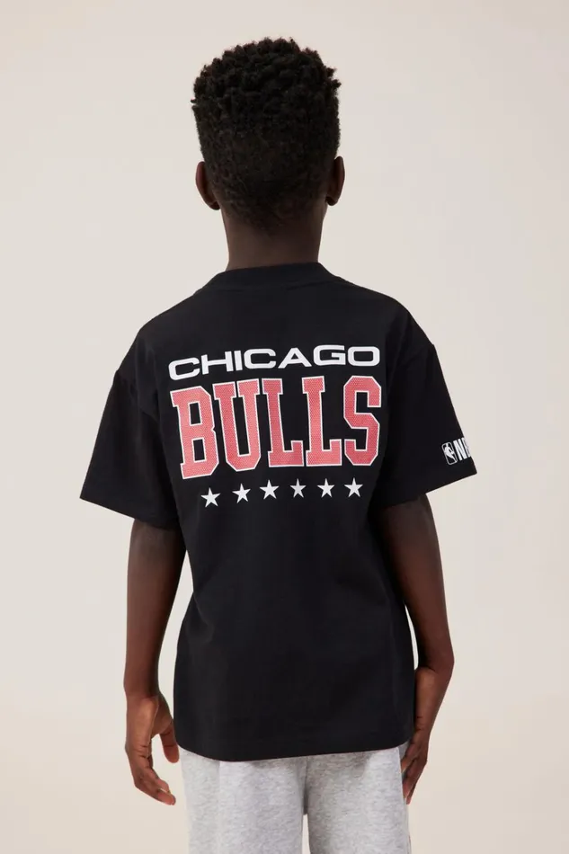 Boys Tops and TShirts Cotton On License Drop Shoulder Short Sleeve Tee Lcn Nba Blackchicago Bulls Badge