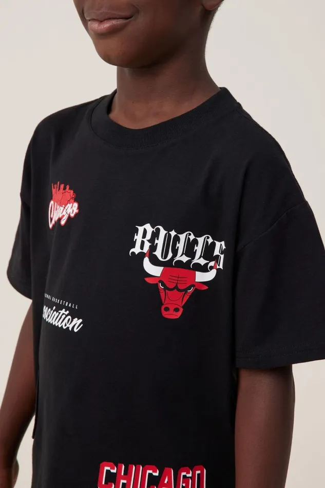 Boys Tops and TShirts Cotton On License Drop Shoulder Short Sleeve Tee Lcn Nba Blackchicago Bulls Badge