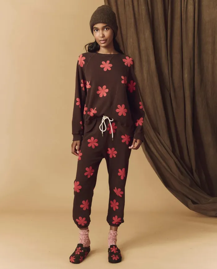 Novelty Tees and Sweats Women The Great The Hand Stamped Slouch Sweatshirt Mocha With Hot Red Daisy Novelty Tees and Sweats Women The Great The Hand Stamped Slouch Sweatshirt Mocha With Hot Red Daisy