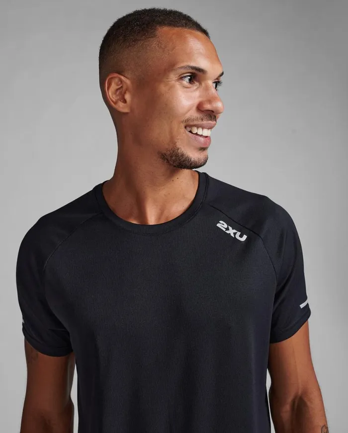 Short Sleeve Mens 2XU Aero Tee Blacksilver Reflective